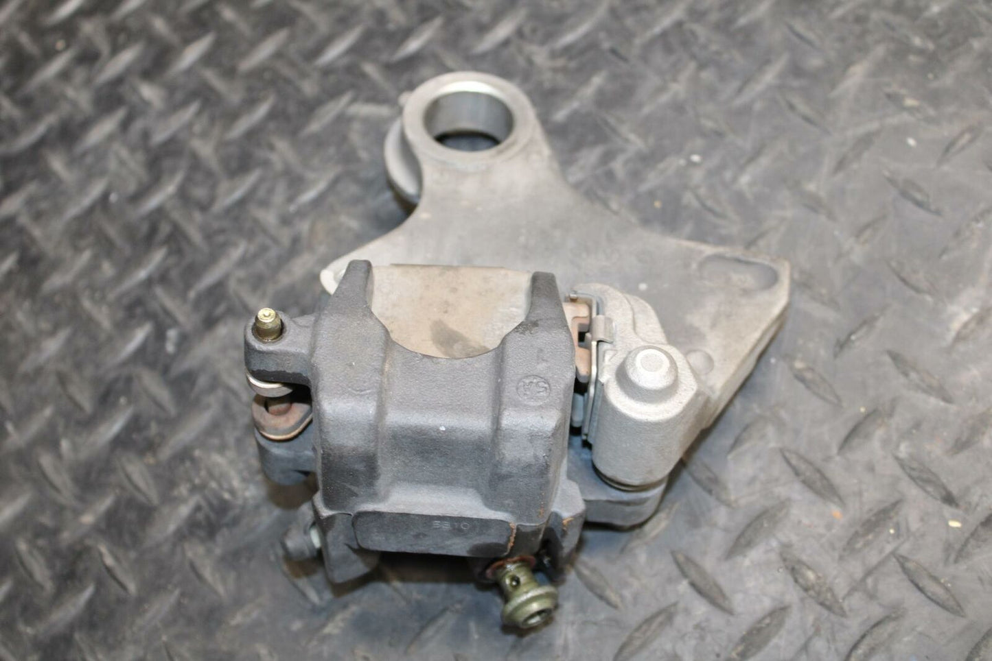 05 YAMAHA YZF R6S REAR BACK BRAKE CALIPER W MOUNT BRACKET BB234