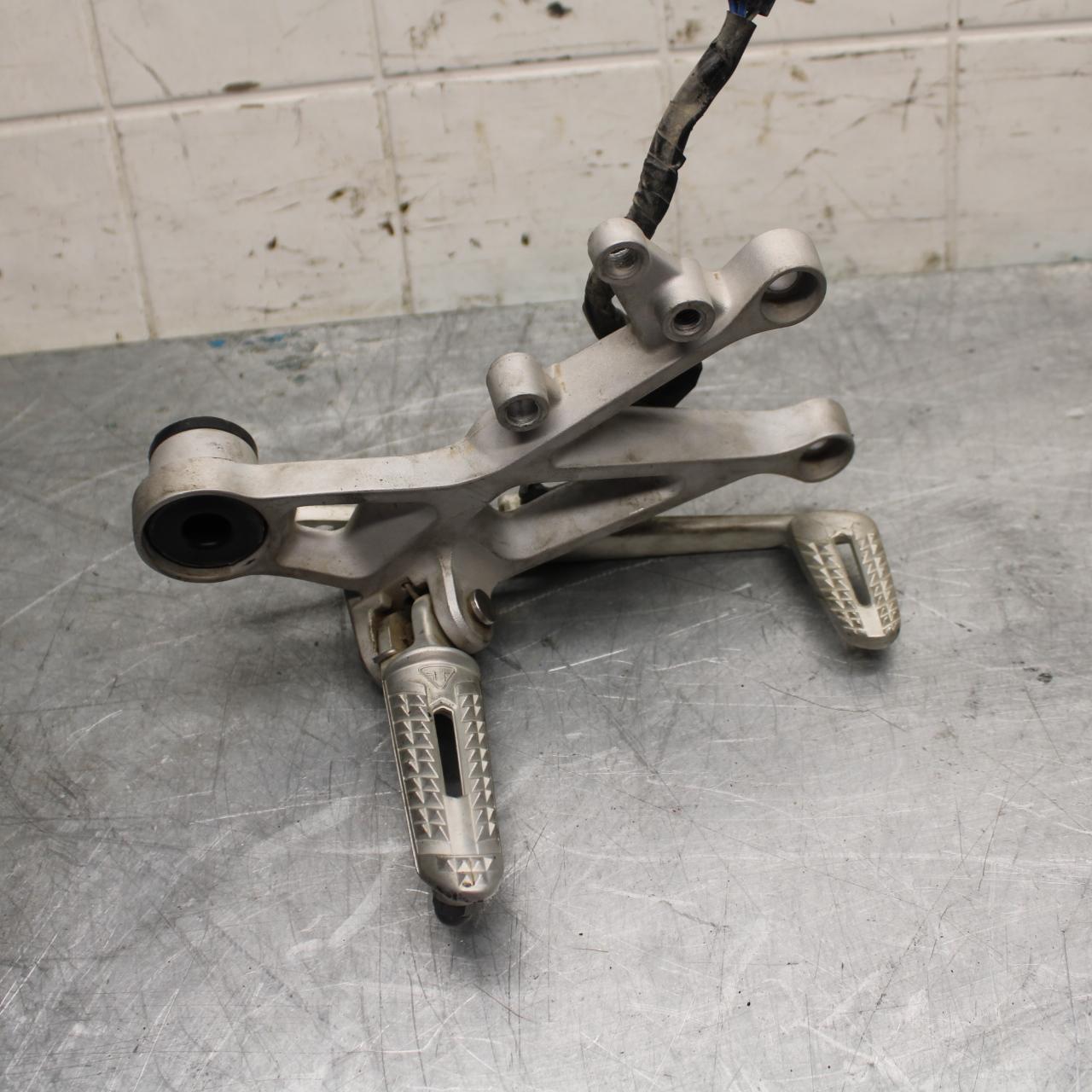 17-21 TRIUMPH STREET TRIPPLE R ABS RIGHT REARSET REAR SET DRIVER FOOT PEG bb452