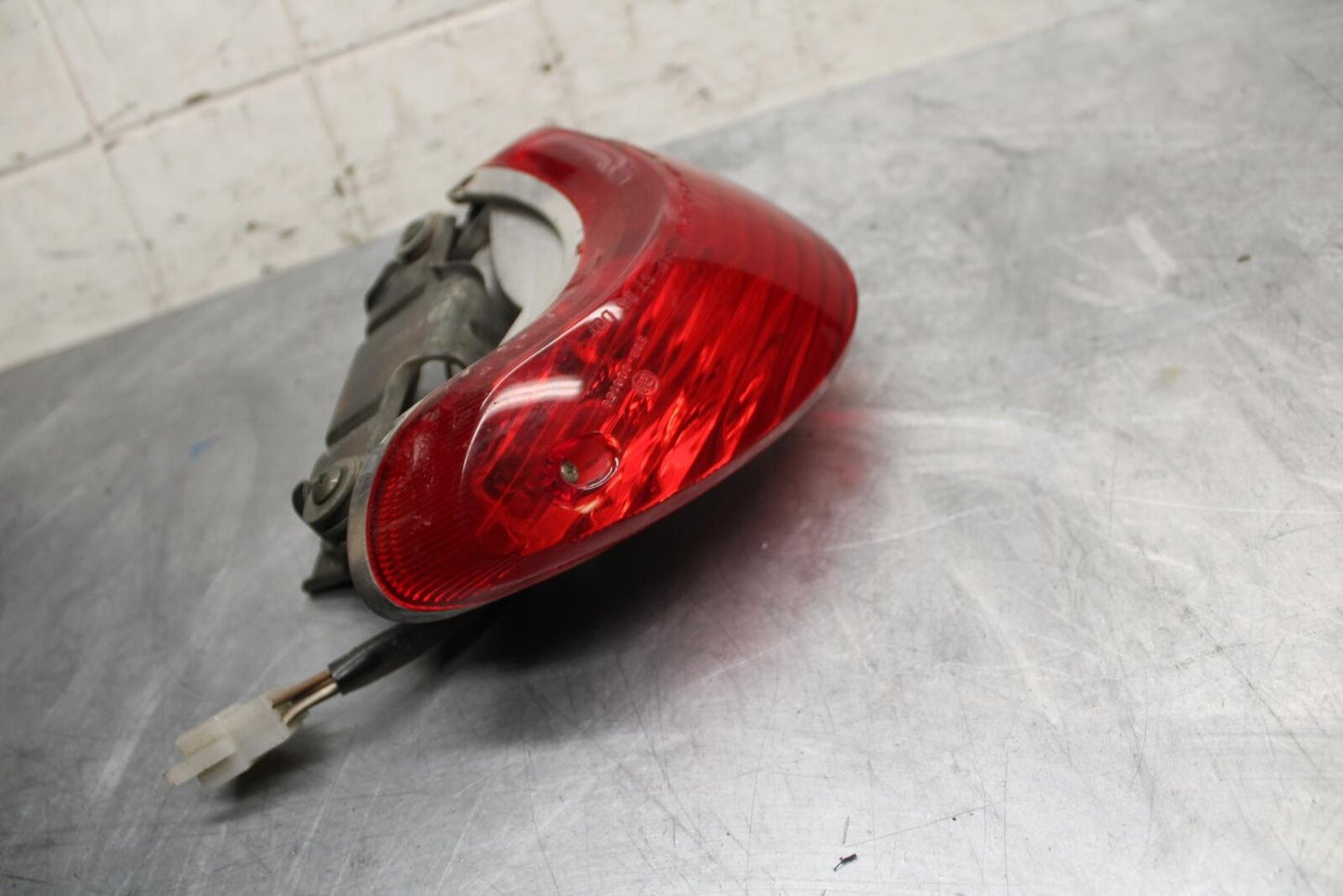1998 Suzuki TL1000S REAR TAIL TAILLIGHT BACK BRAKE LIGHT BB508