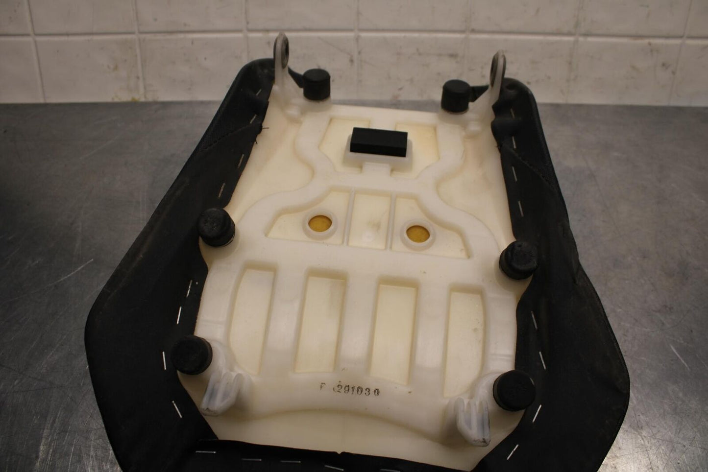 2017 Suzuki GSXR600 FRONT DRIVERS SEAT PAD SADDLE PILLION 45100-14J10-DW2 BB598