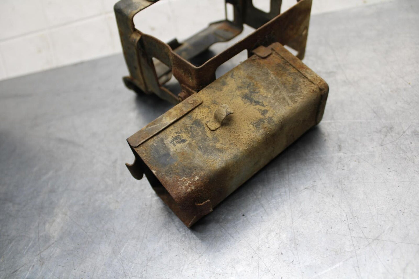 75 SUZUKI GT 550 TOOL BOX BATTERY BOX BB72