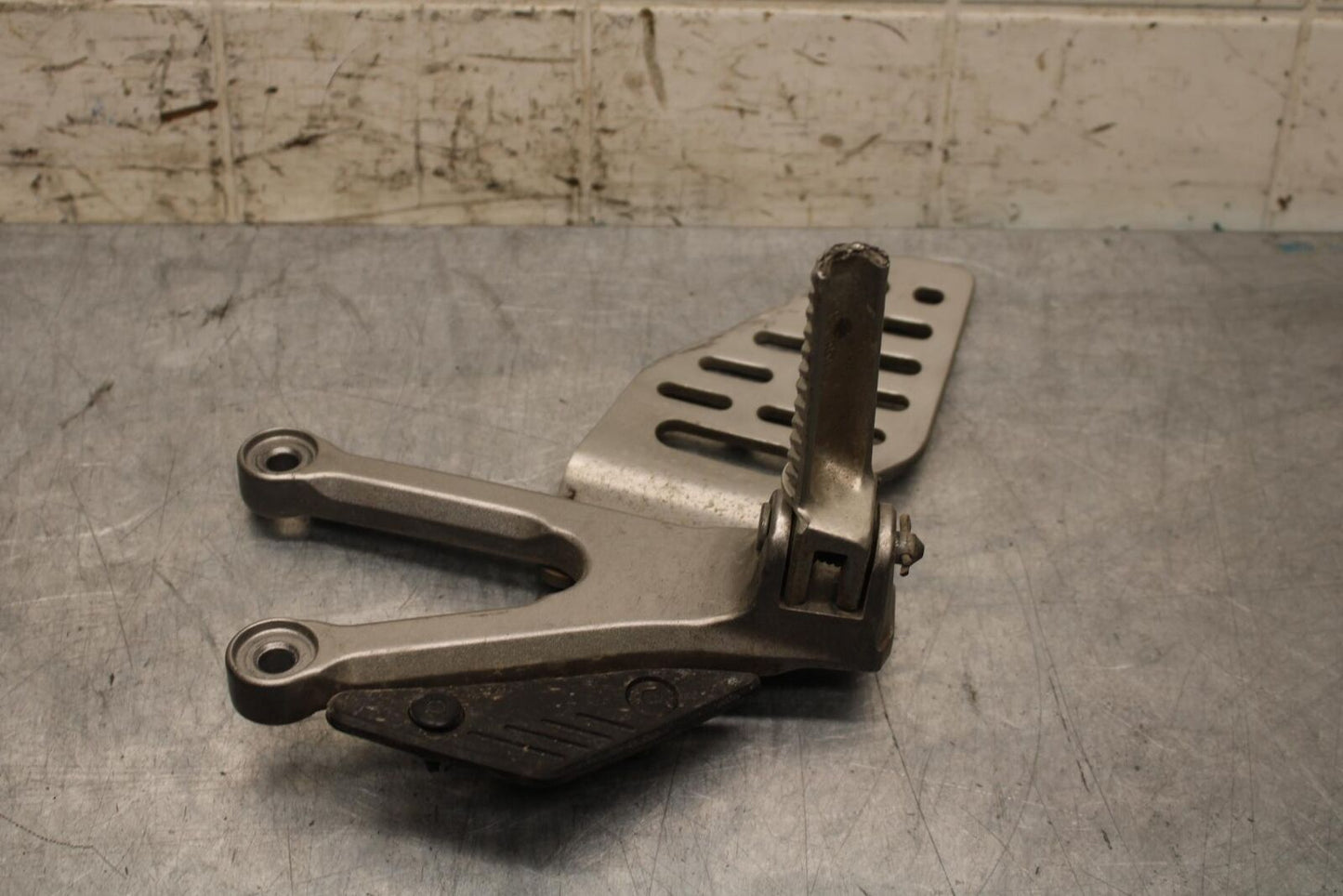 2006 Yamaha YZF R6 LEFT REARSET REAR SET DRIVER FOOT PEG REST STOP BB560