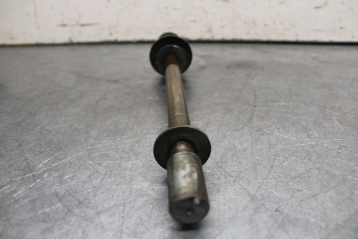 85-86 SUZUKI MADURA 1200 REAR AXLE BACK WHEEL RIM PIVOT BOLT AXEL BB691