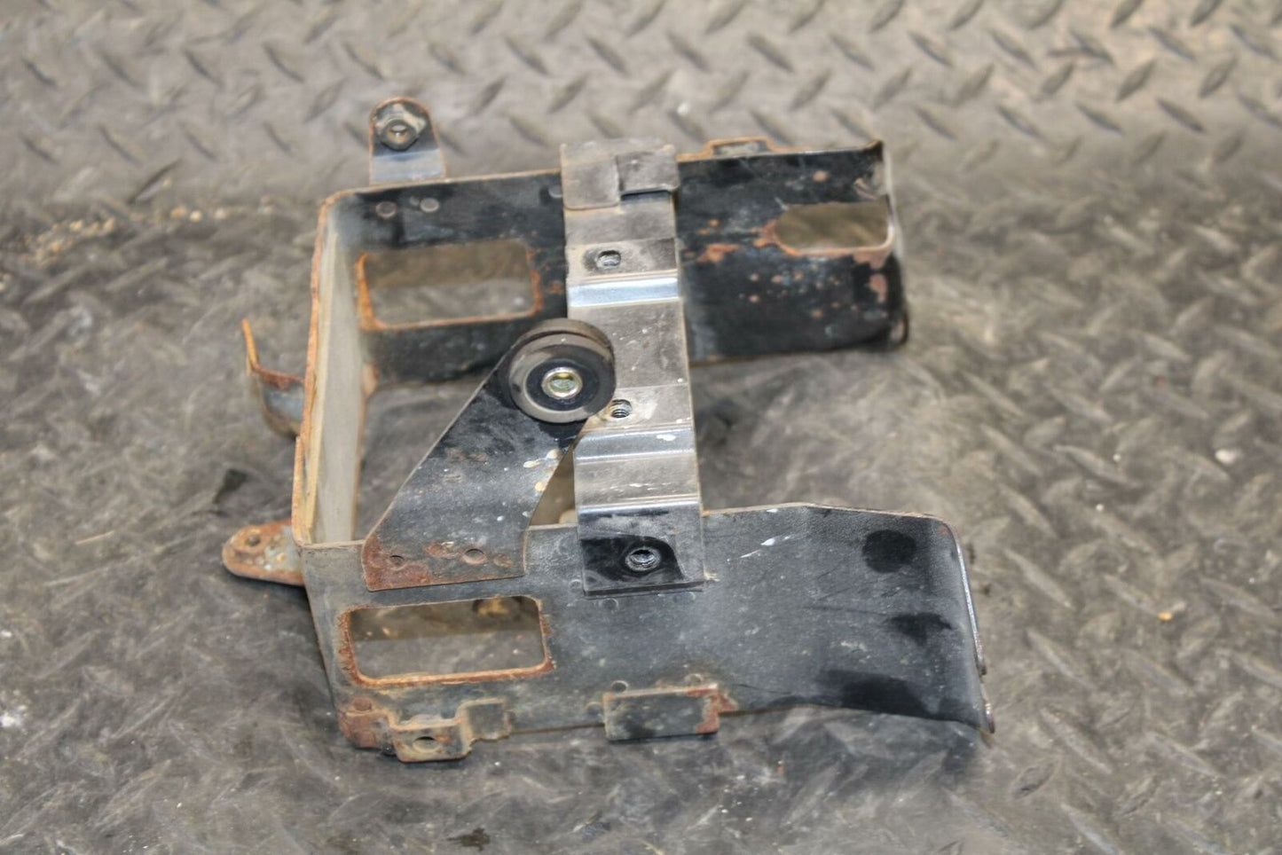 86 SUZUKI GSXR1100 G REAR BACK TAIL UNDERTAIL BATTERY TRAY PLASTIC BB227