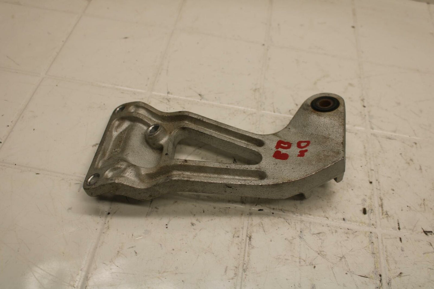 88-89 SUZUKI GSXR750 RIGHT REAR PASSANGER PEG BRACKET MOUNT BB18