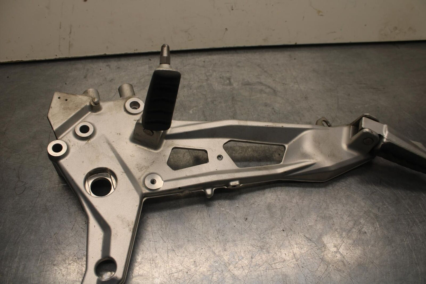 20-23 BMW F900R RIGHT REARSET REAR SET DRIVER FOOT PEG BRACKET BB603