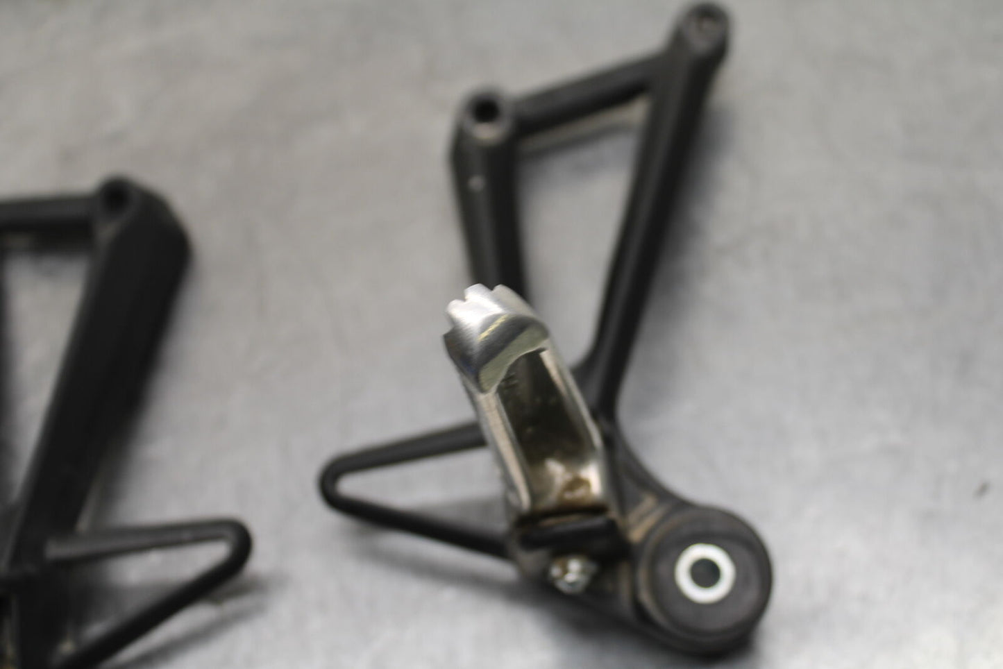 19-24 YAMAHA R3 REAR BACK PASSENGER PEG SET PAIR BB736