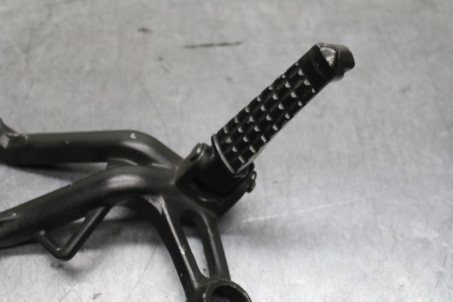 03-04 TRIUMPH DAYTONA 600 RIGHT REAR BACK PASSENGER PEG BB745