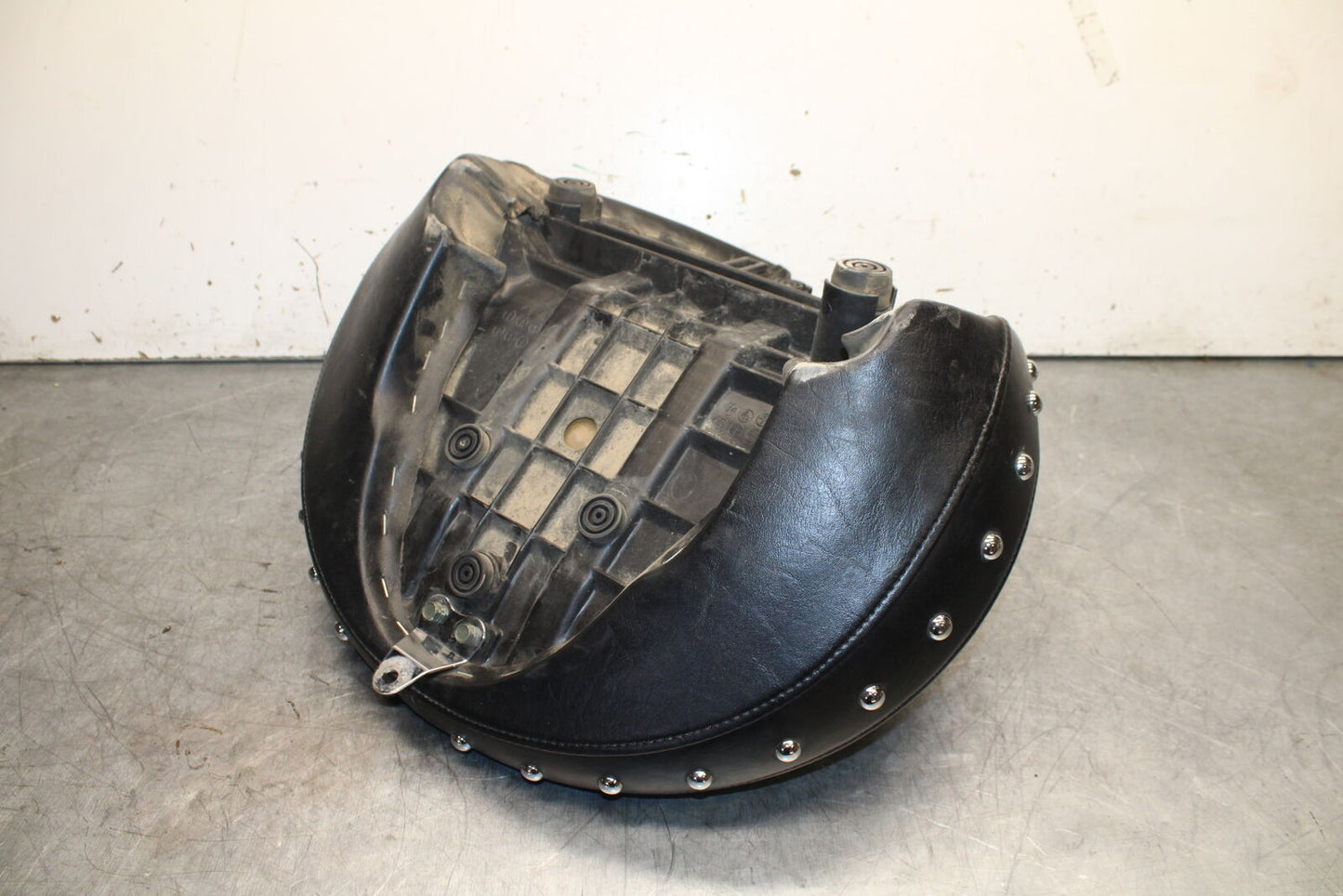 99-00 YAMAHA V STAR 1100 FRONT DRIVERS SEAT BB711