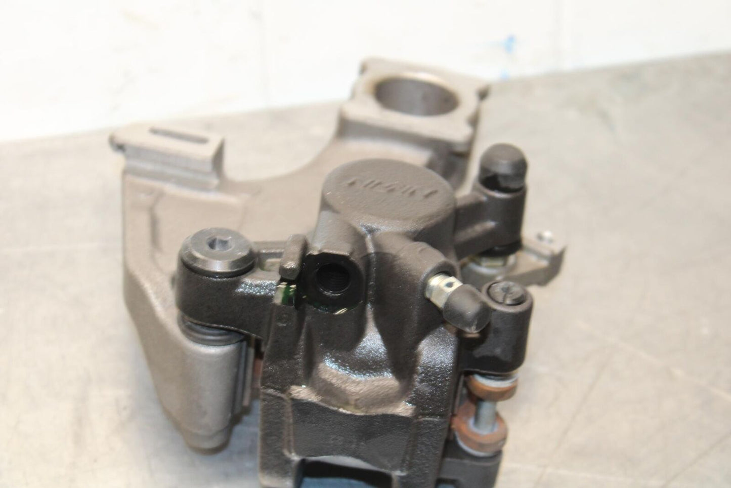 20 SUZUKI GSXR 1000 REAR BACK BRAKE CALIPER W MOUNT BRACKET BB597