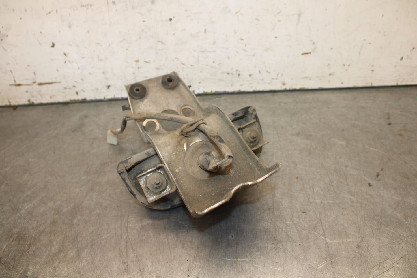 87-03 SUZUKI INTRUDER 1400 VS1400GLP REAR BACK TAIL LIGHT MOUNT BRACKET BB702