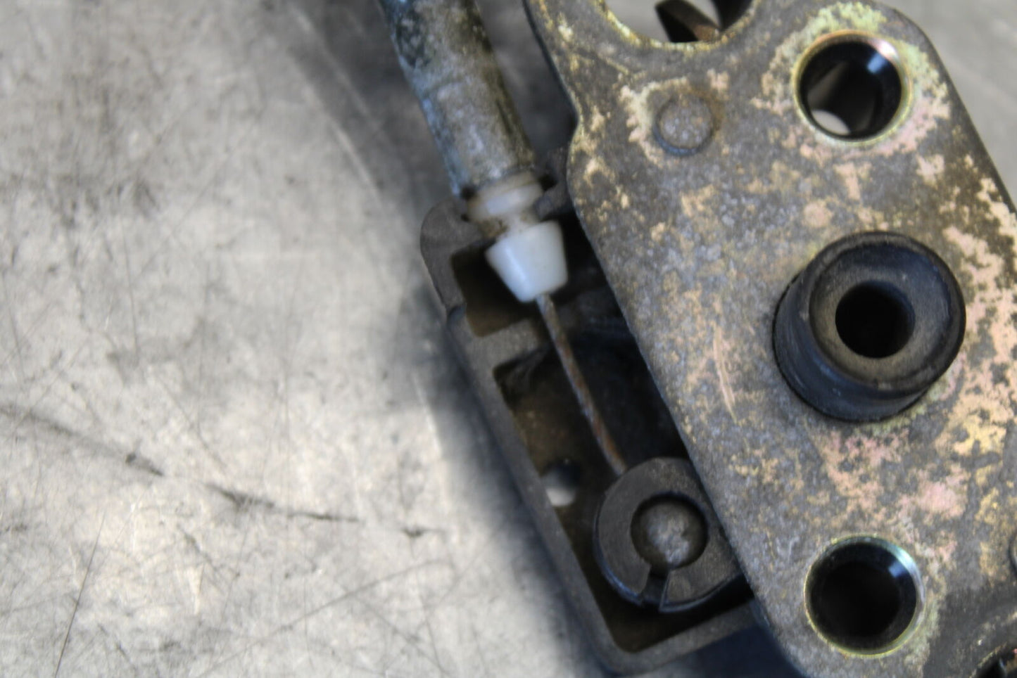 03-07 SUZUKI SV1000S REAR PASSENGER SEAT LATCH LOCK ASSEMBLY BB657