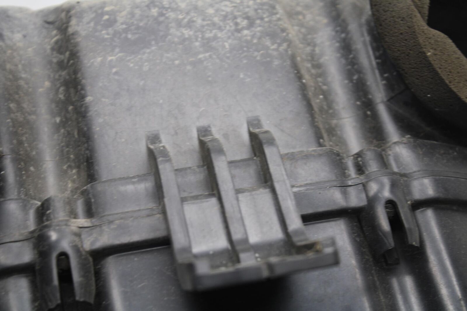 01-03 SUZUKI GSXR600 AIRBOX AIR INTAKE FILTER BOX 13700-39F00 BB633