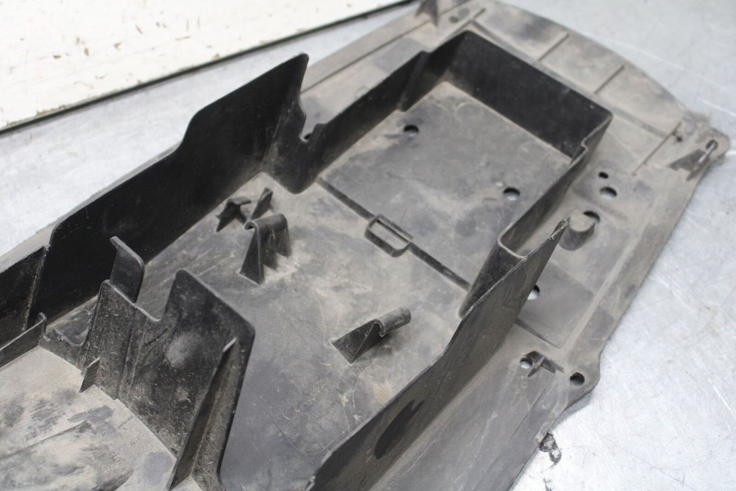 04-05 SUZUKI GSXR600 REAR BACK TAIL UNDERTAIL BATTERY TRAY PLASTIC BB658
