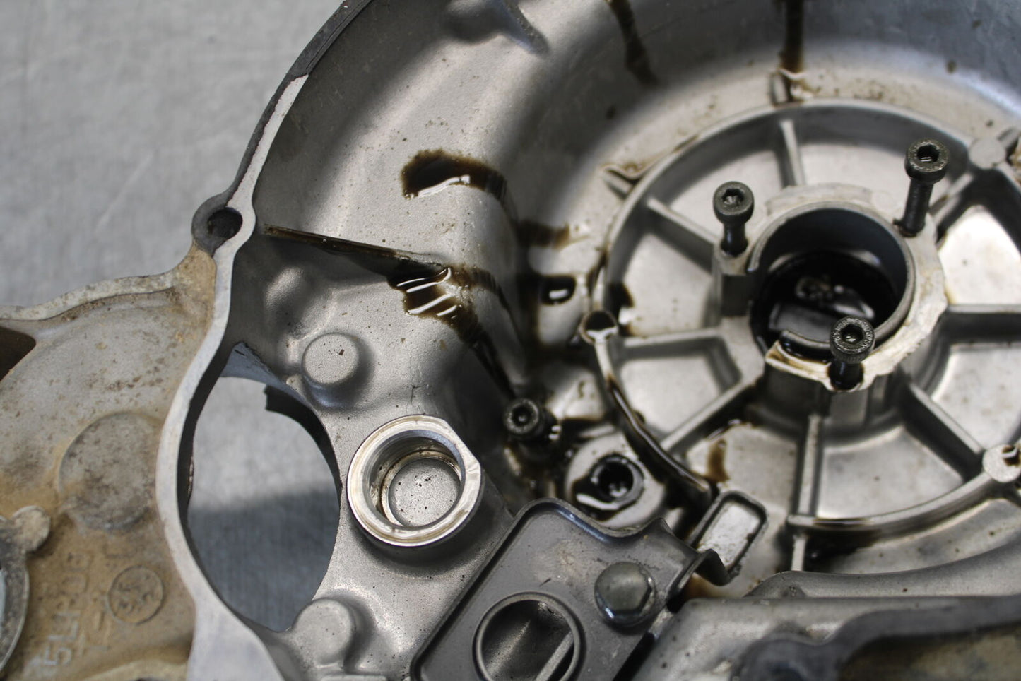 01-05 YAMAHA RAPTOR 660R ENGINE MOTOR STATOR GENERATOR CASE COVER BB695