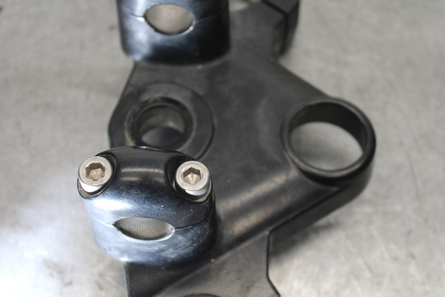 01-06 TRIUMPH TIGER 955I FORKS UPPER TRIPLE TREE CLAMP BB693
