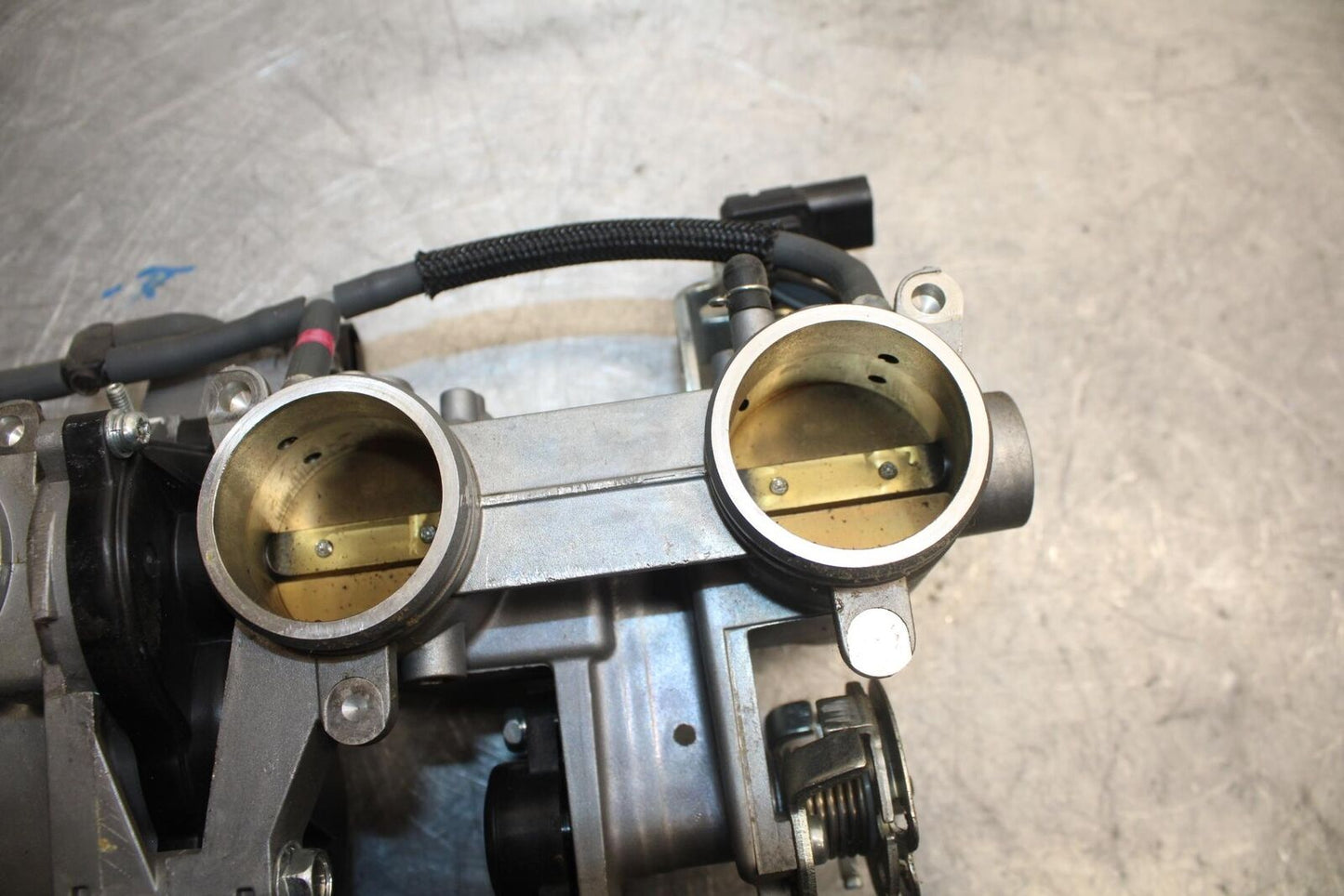 2015 Yamaha FJ09 MAIN FUEL INJECTORS / THROTTLE BODIES BB41
