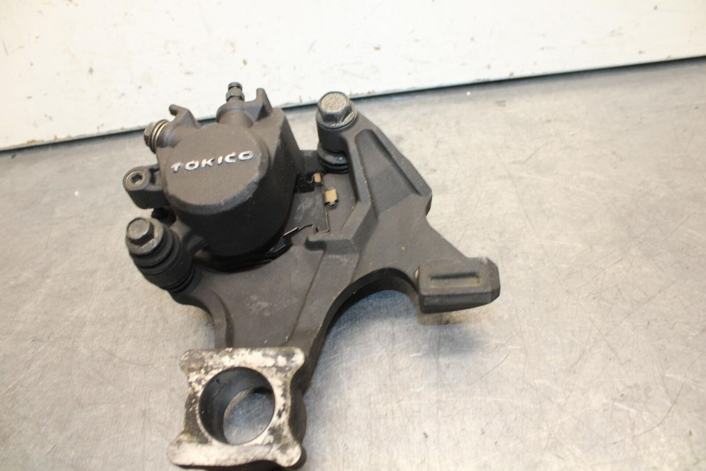 08-10 SUZUKI GSXR 600 750 REAR BACK BRAKE CALIPER W MOUNT BRACKET BB101
