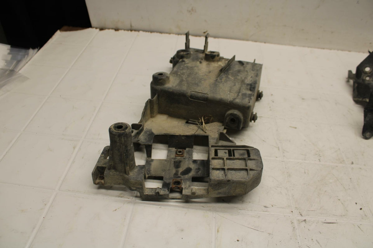 07-08 YAMAHA V STAR 1100 BATTERY TRAY BOX HOLDER BB404
