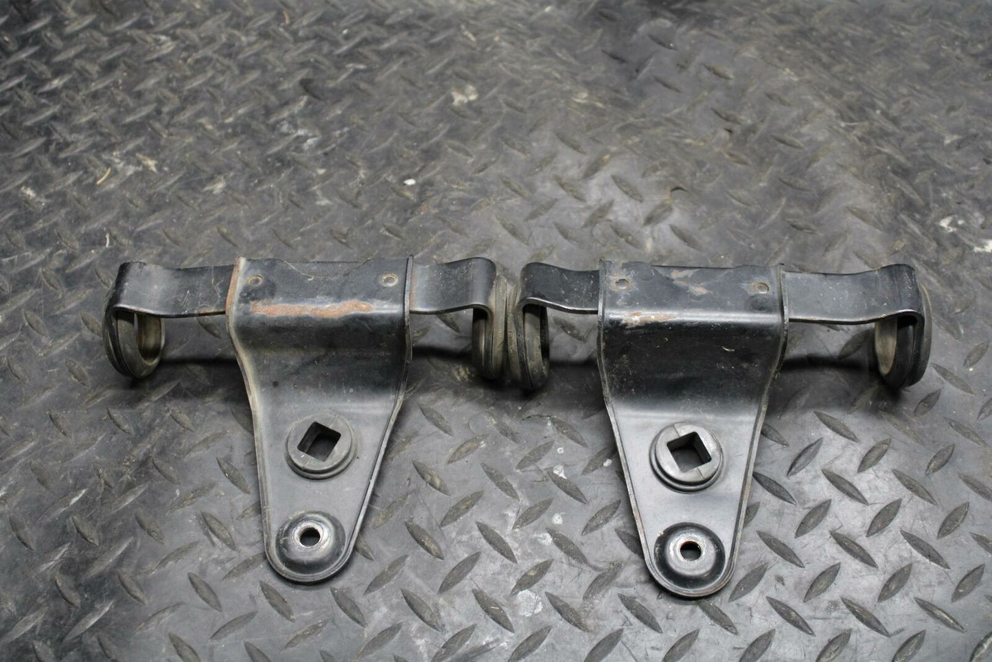 78 SUZUKI GS550E HEADLIGHT HEAD LIGHT LAMP TRIM MOUNT SUPPORT BB212