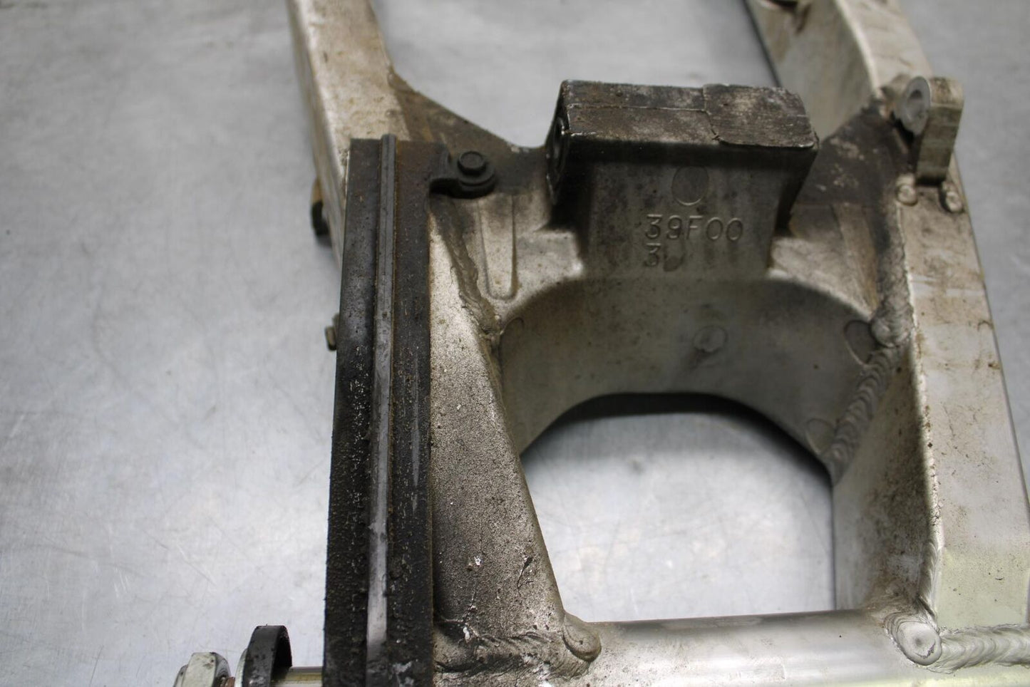 2001 Suzuki GSXR600 REAR SWINGARM BACK SUSPENSION SWING ARM 61000-39F00 BB59
