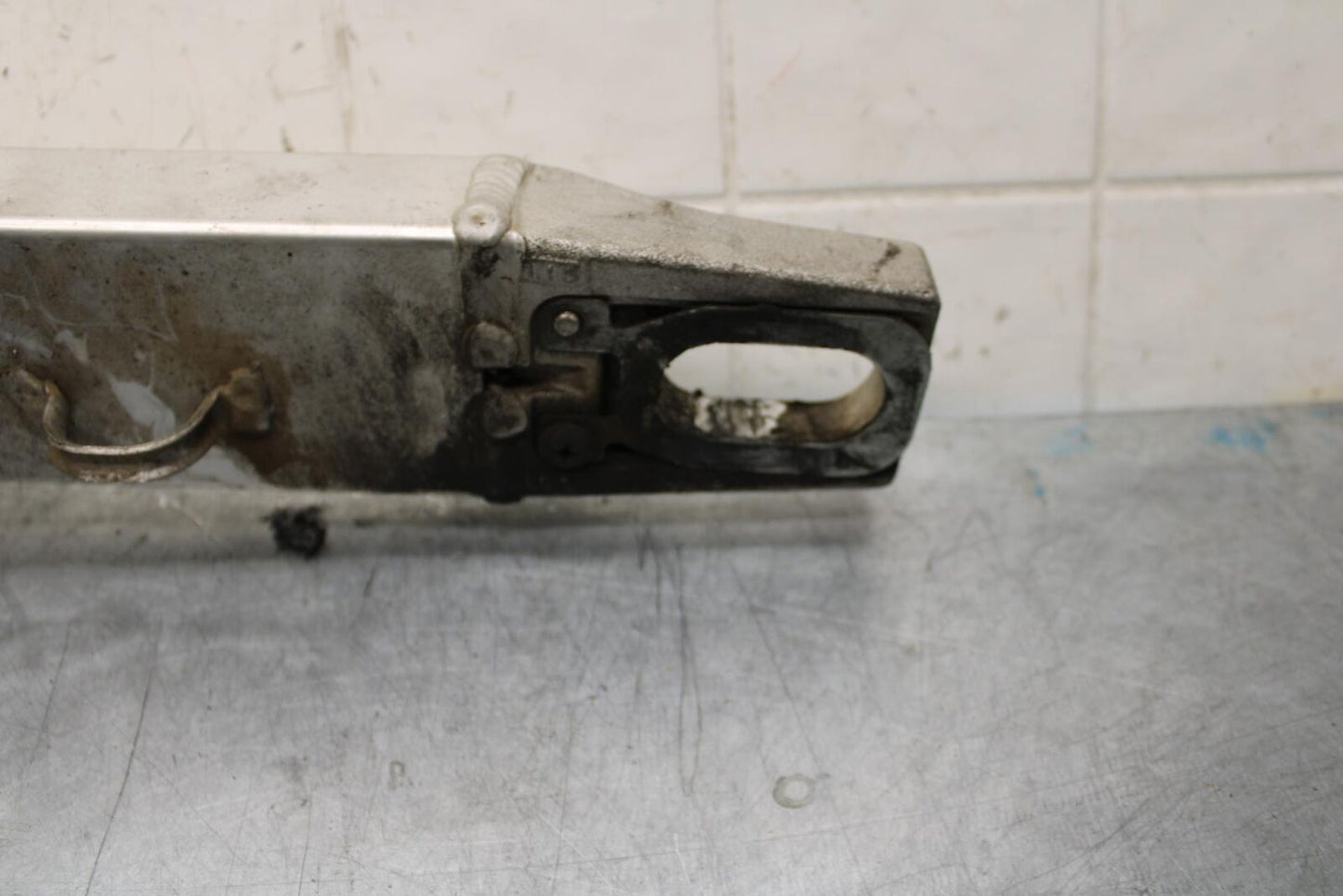 2001 Suzuki GSXR600 REAR SWINGARM BACK SUSPENSION SWING ARM 61000-39F00 BB59