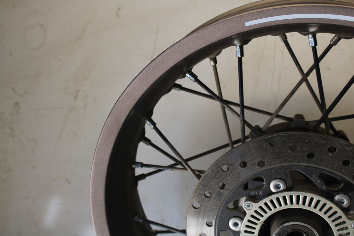 21 HUSQVARNA VITPILEN 401 REAR WHEEL BACK RIM BB467