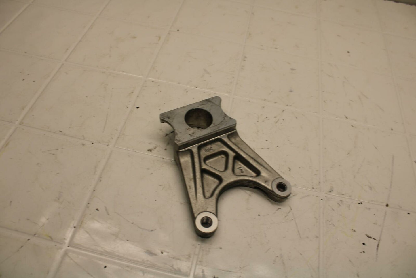 01 YAMAHA YZF R1 REAR BRAKE CALIPER HANGER BACK MOUNTING BRACKET BB25