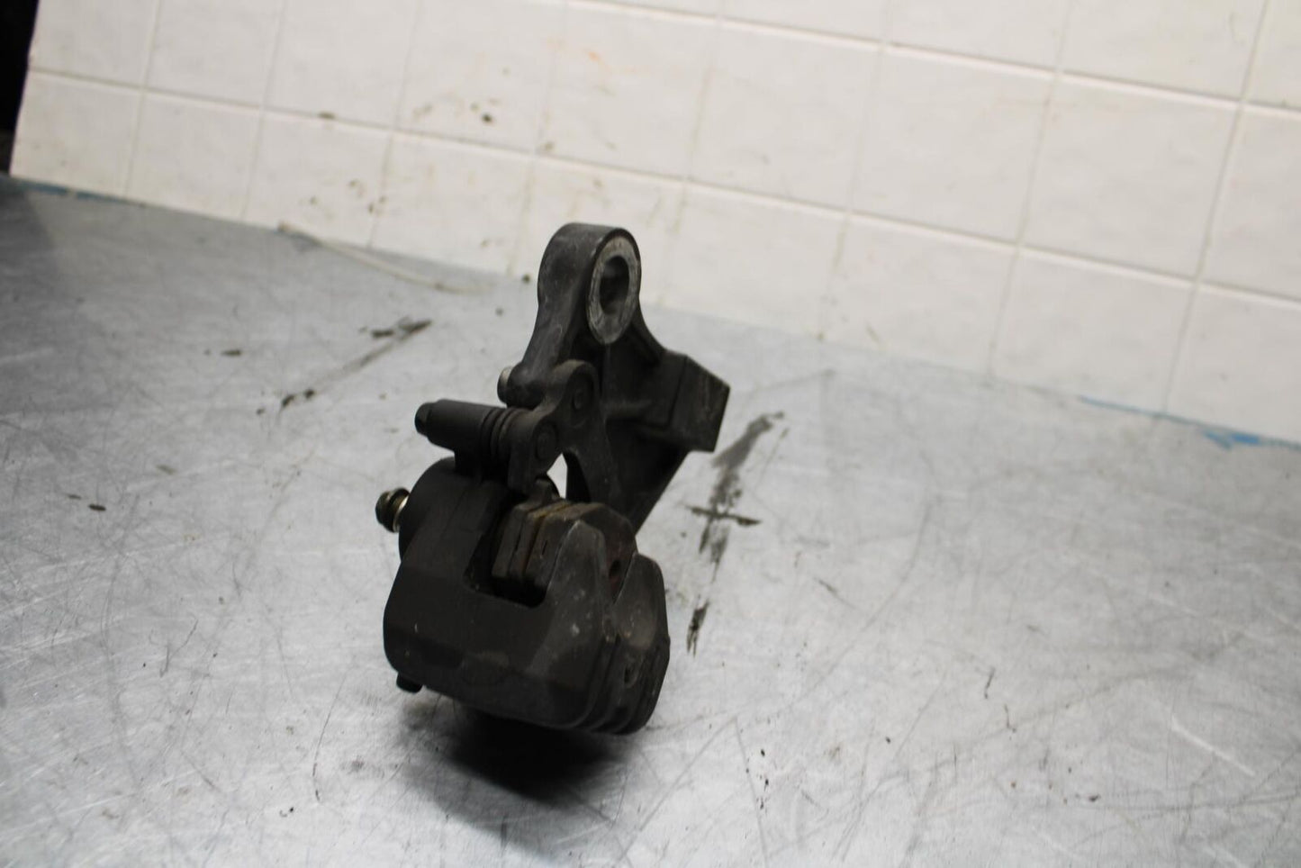 06-07 KAWASAKI NINJA 650R EX650A REAR BACK BRAKE CALIPER W MOUNT BRACKET BB446