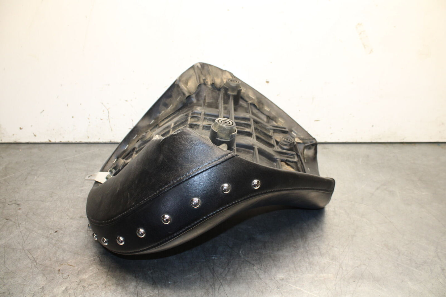 99-00 YAMAHA V STAR 1100 FRONT DRIVERS SEAT BB711