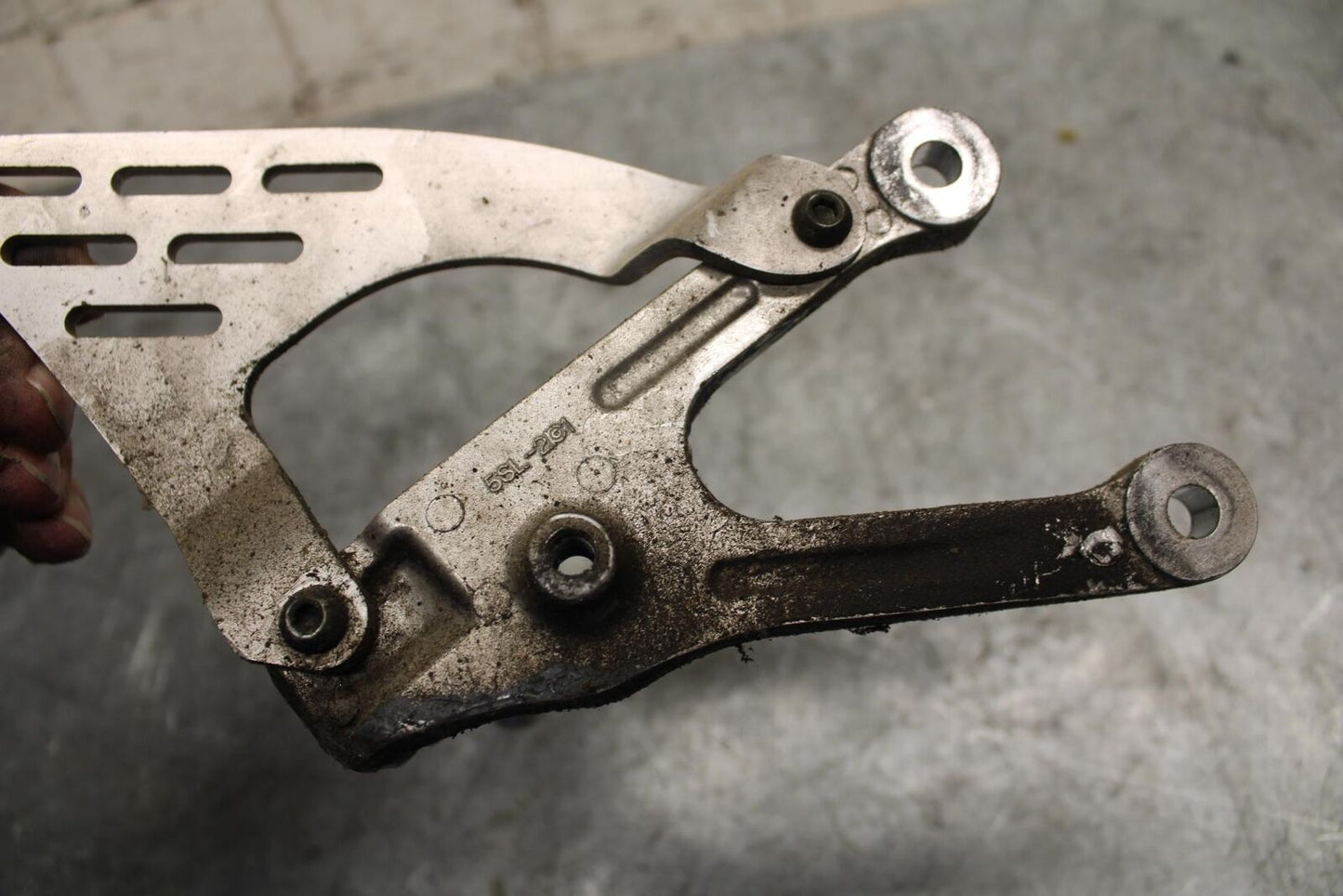 2003 Yamaha YZF R6 LEFT REARSET REAR SET DRIVER FOOT PEG BRACKET MOUNT BB539