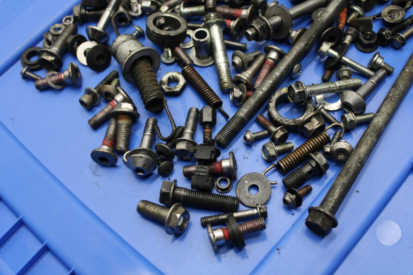 17 KAWASAKI Z900 ZR900 LEFTOVER MOUNTING BOLTS HARDWARE MOTOR BB549