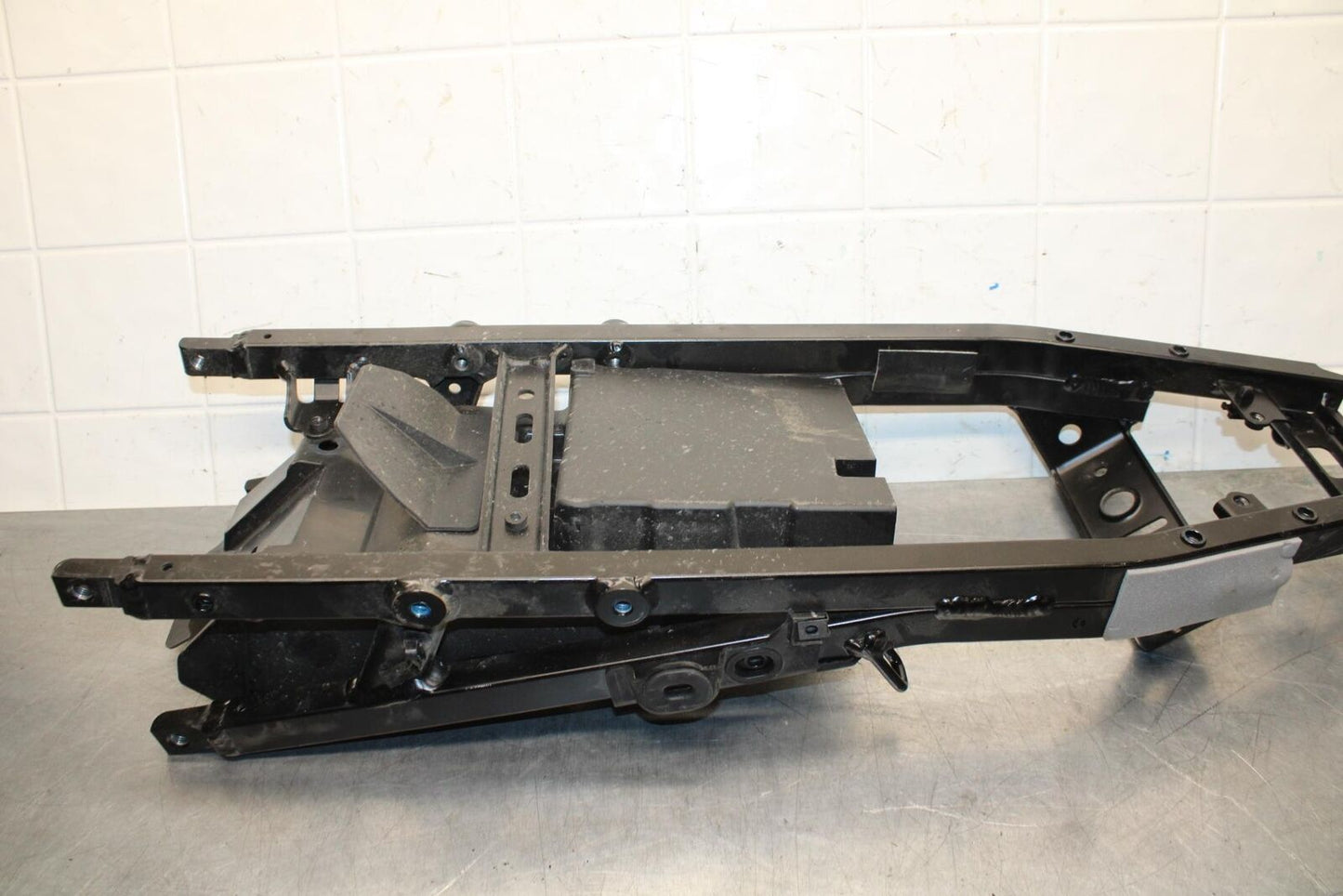 20 SUZUKI GSXR 1000 REAR SUBFRAME BACK SUB FRAME BB597