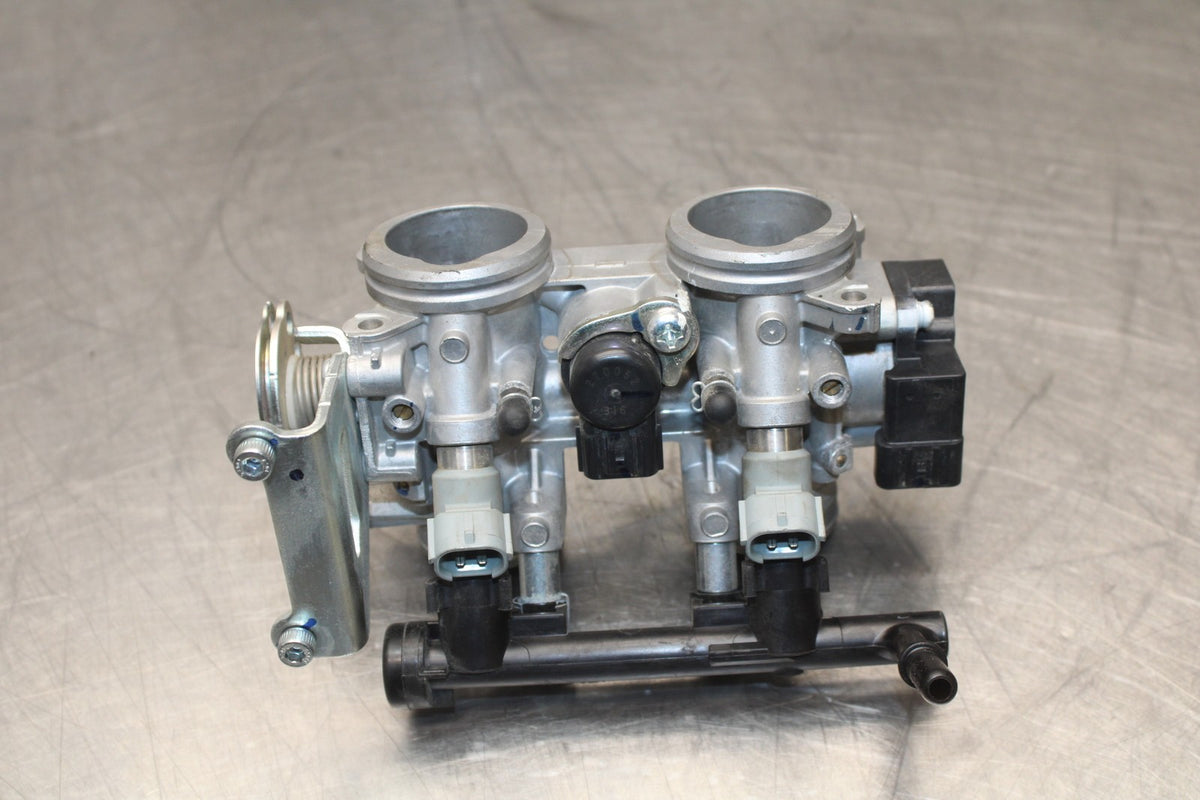 23 YAMAHA YZF R3 MAIN FUEL INJECTORS / THROTTLE BODIES BB806