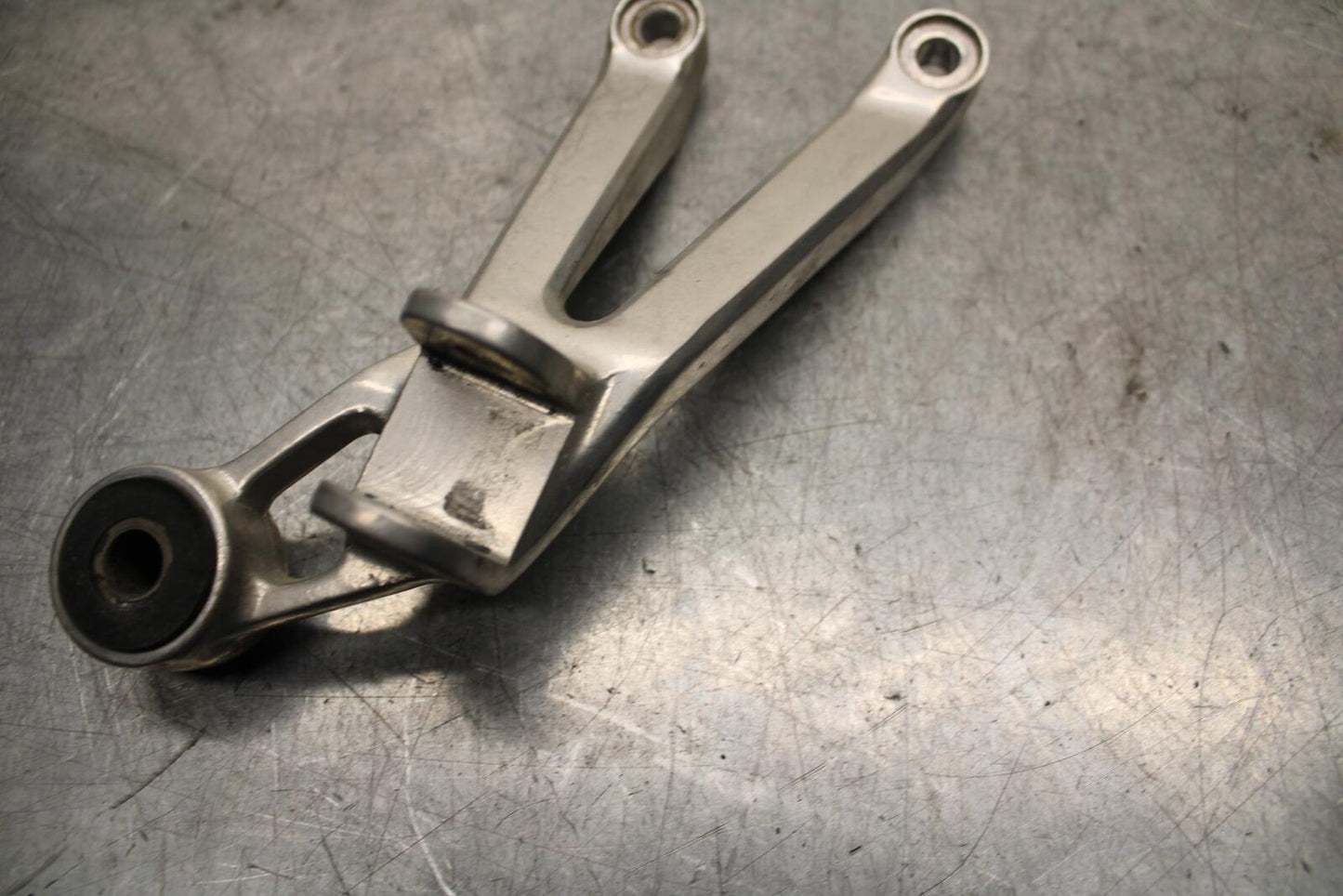 98-99 YAMAHA YZF R1 RIGHT REAR FOOT PEG BRACKET EXHAUST BB74