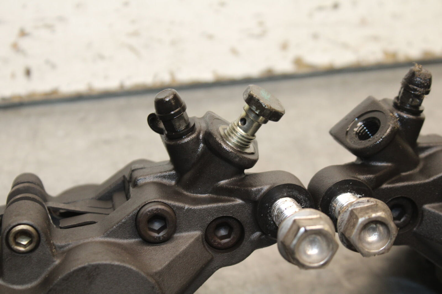 03-04 TRIUMPH DAYTONA 600 RIGHT LEFT FRONT BRAKE CALIPER SET PAIR CALIPERS BB745