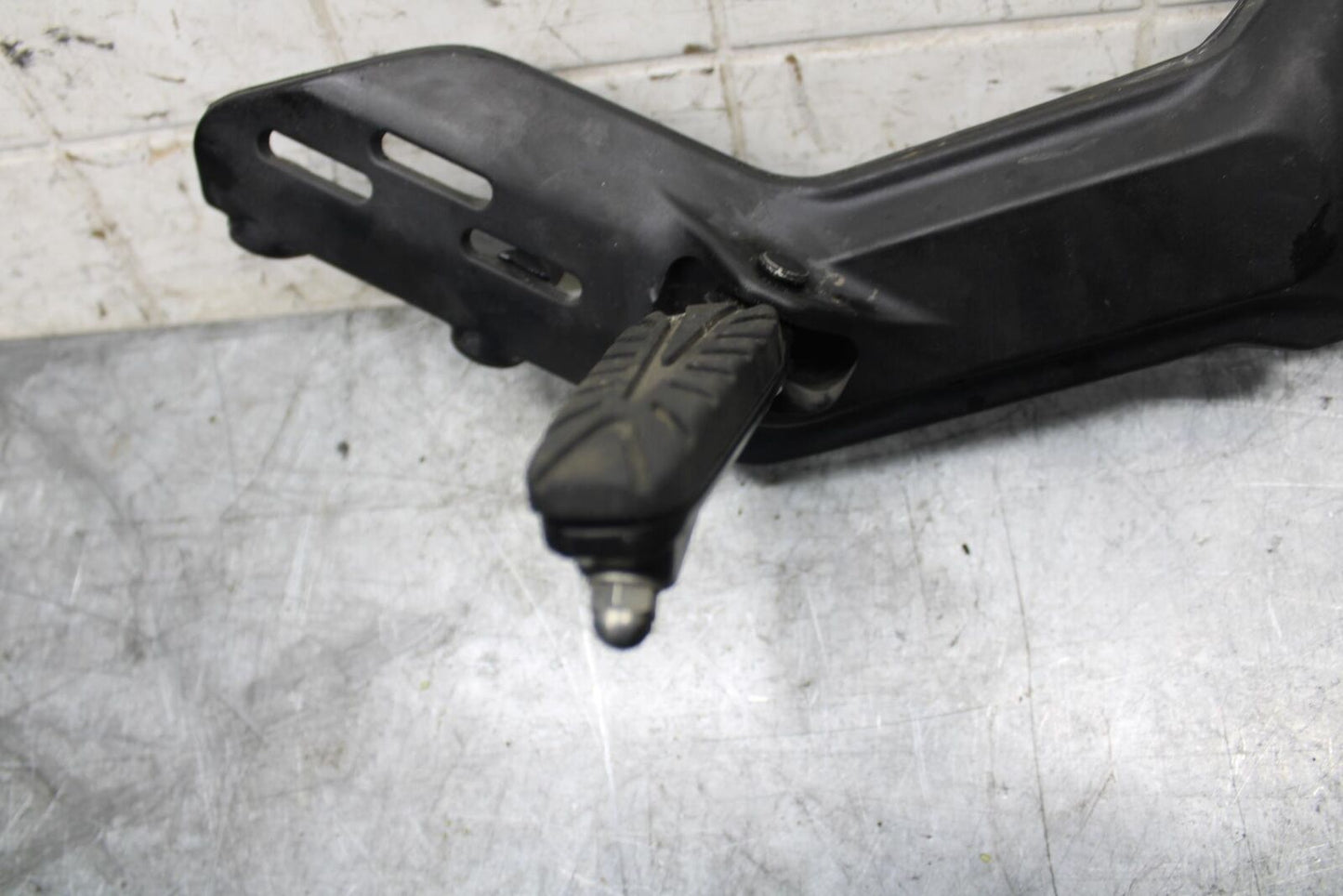 22-23 HUSQVARNA VITPILEN 401 RIGHT REARSET REAR SET DRIVER FOOT PEG REST BB541