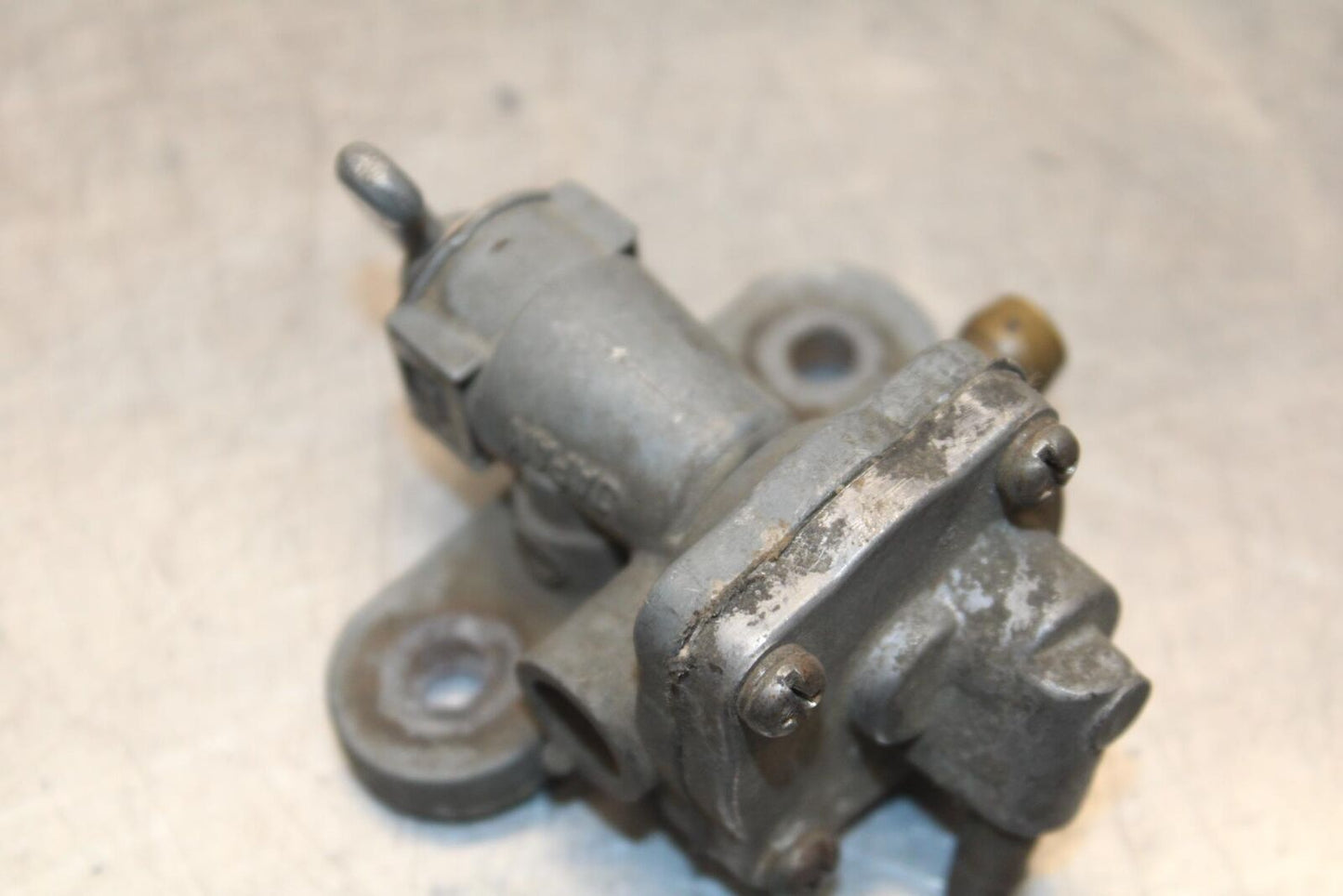 80-83 SUZUKI GS750E FUEL GAS TANK PETCOCK SHUT ON OFF VALVE BB82