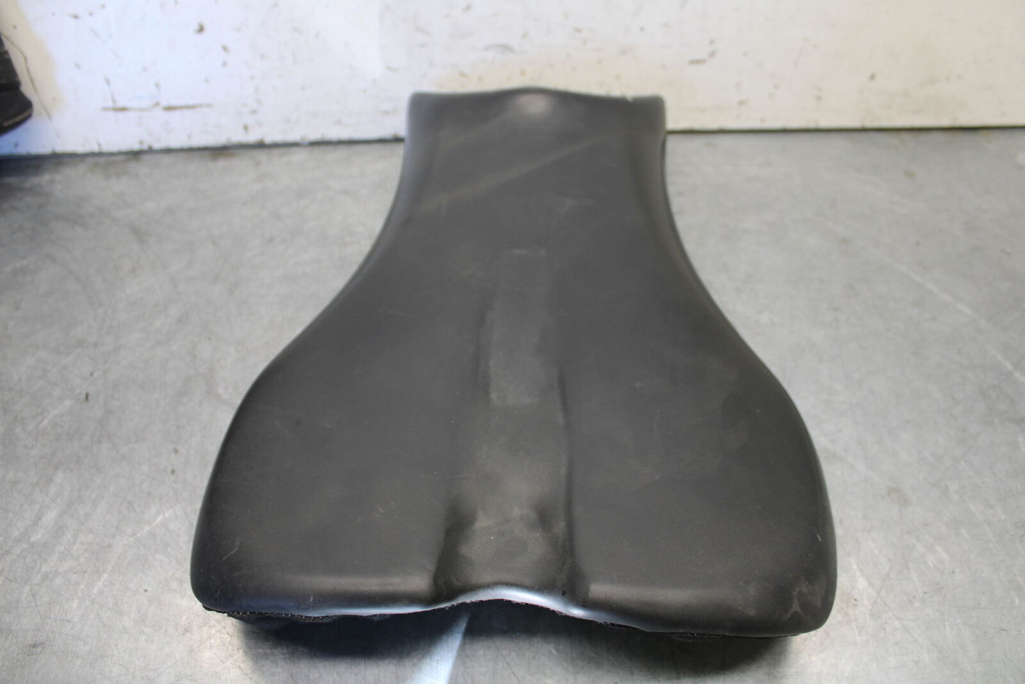 07-08 TRIUMPH DAYTONA 675 FRONT DRIVERS SEAT PAD SADDLE PILLION T2306512 BB685