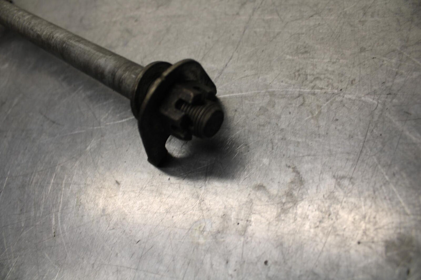 04-09 SUZUKI GS 500 FH GS500F REAR AXLE BACK WHEEL RIM PIVOT BOLT AXEL BB97