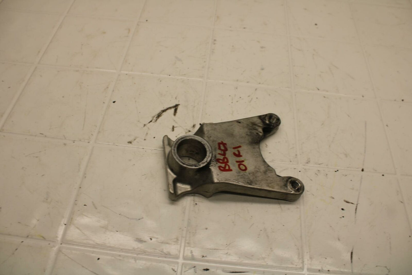 01 YAMAHA YZF R1 REAR BRAKE CALIPER HANGER BACK MOUNTING BRACKET BB25
