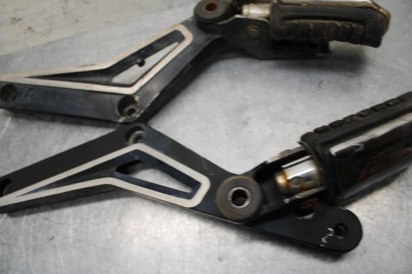 84-85 HONDA V65 SABRE REAR BACK PASSENGER PEG SET PAIR BB05