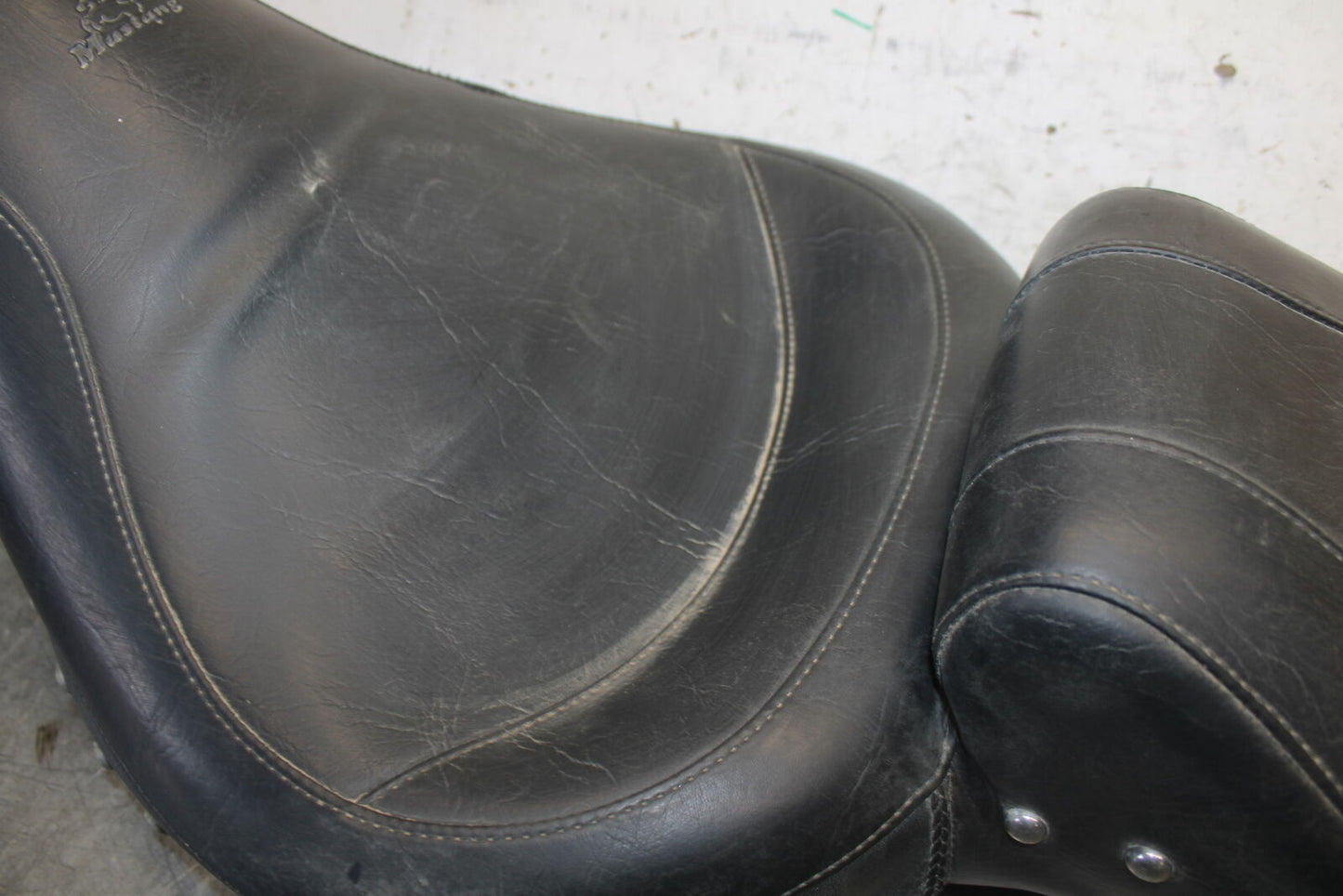 87-03 SUZUKI INTRUDER 1400 VS1400GLP FRONT DRIVERS SEAT BB702