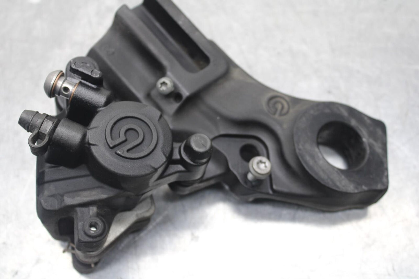 20-23 BMW F900R REAR BACK BRAKE CALIPER W MOUNT BRACKET BB603
