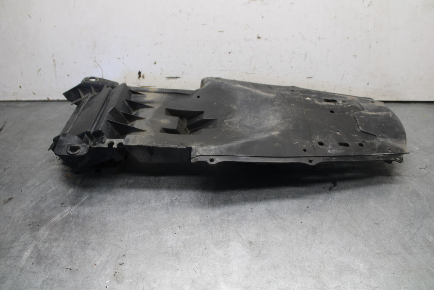 04-05 SUZUKI GSXR600 REAR BACK TAIL UNDERTAIL BATTERY TRAY PLASTIC BB658