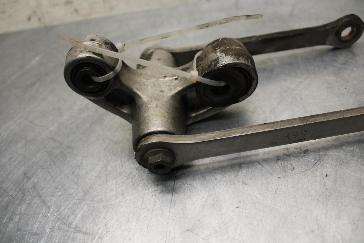 01 SUZUKI GSXR1000 REAR DOGBONE SHOCK LINKAGE LINK 62600-35870 BB06