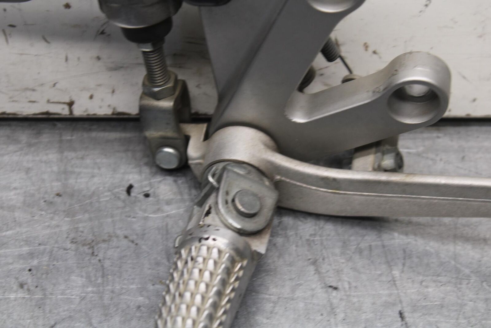 01-03 SUZUKI GSXR600 RIGHT REARSET REAR SET DRIVER FOOT PEG REST STOP BB633