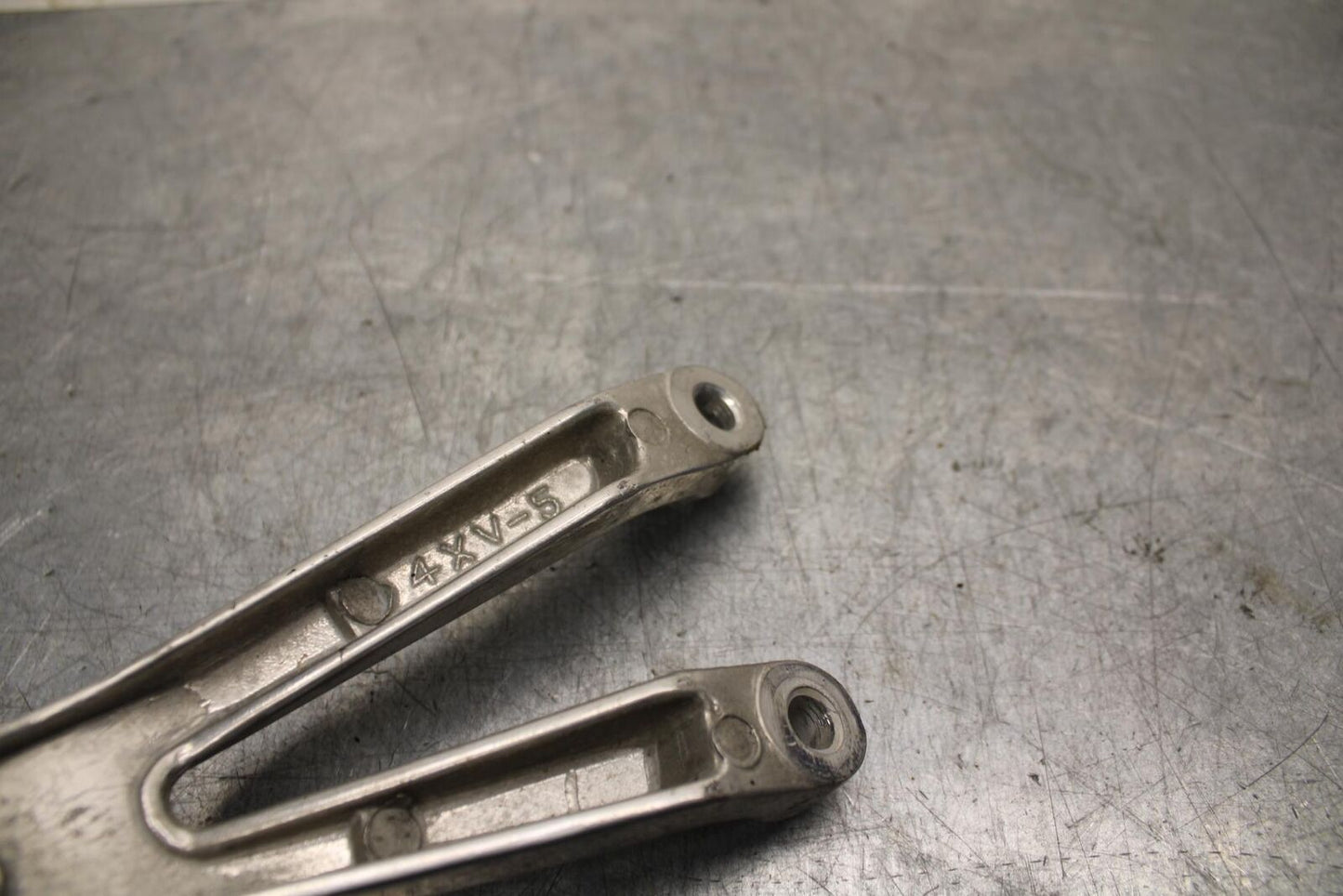 98-99 YAMAHA YZF R1 RIGHT REAR FOOT PEG BRACKET EXHAUST BB74