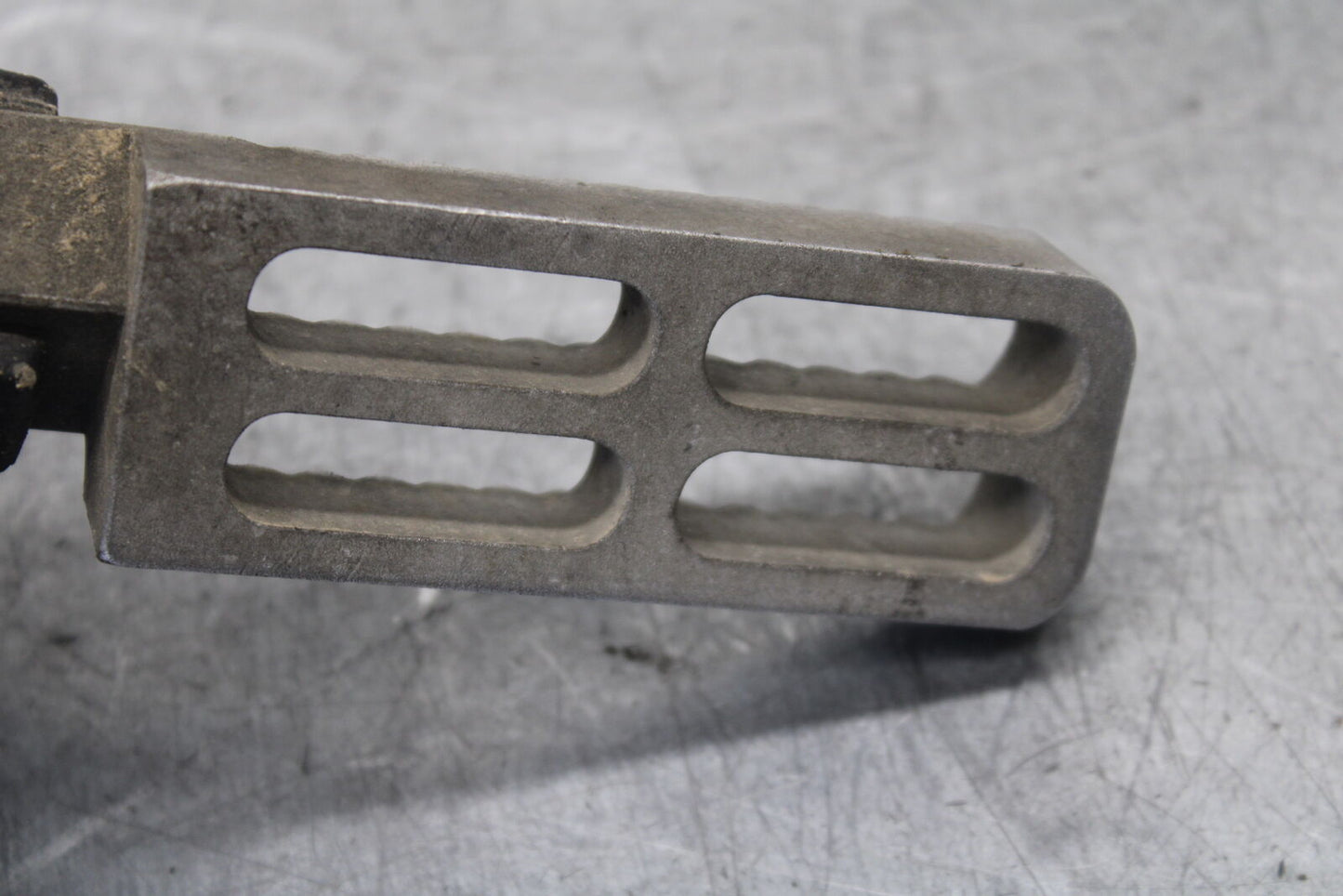 01-06 TRIUMPH TIGER 955I LEFT FRONT FOOT REST PEG STEP BB693