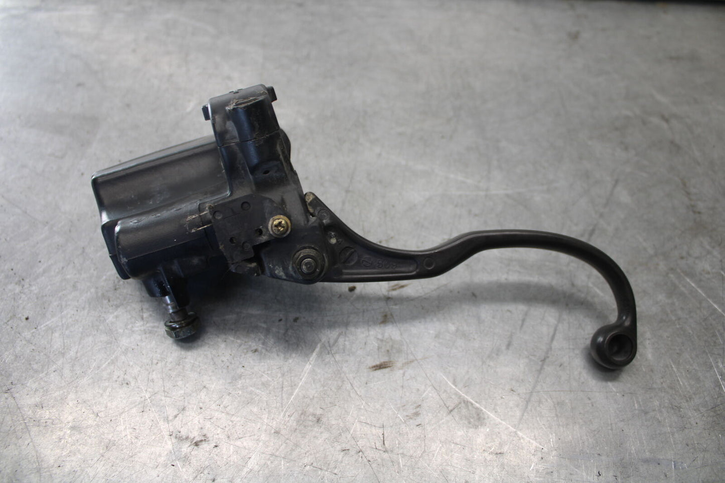 01-06 TRIUMPH TIGER 955I FRONT BRAKE MASTER CYLINDER w/ LEVER BB693